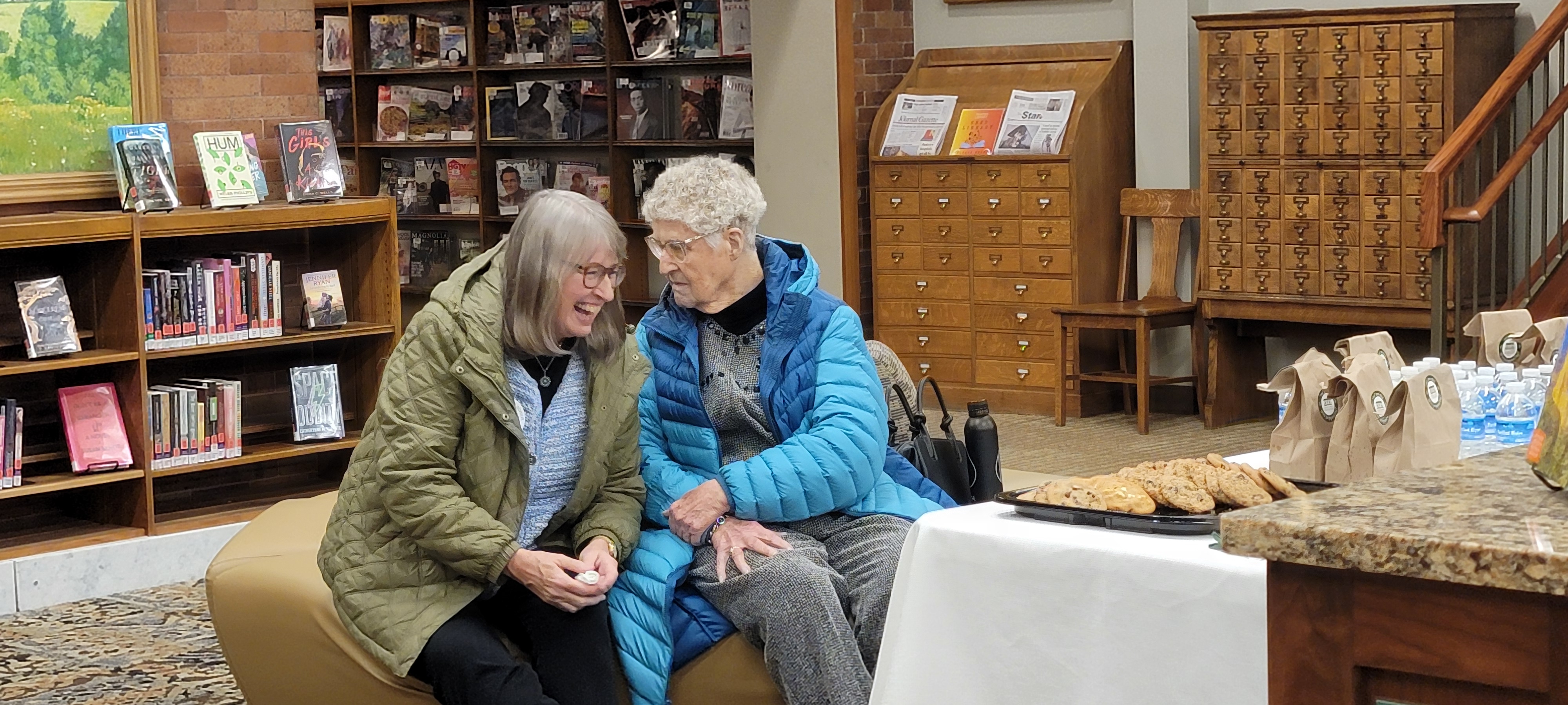 two-ladies-in-library